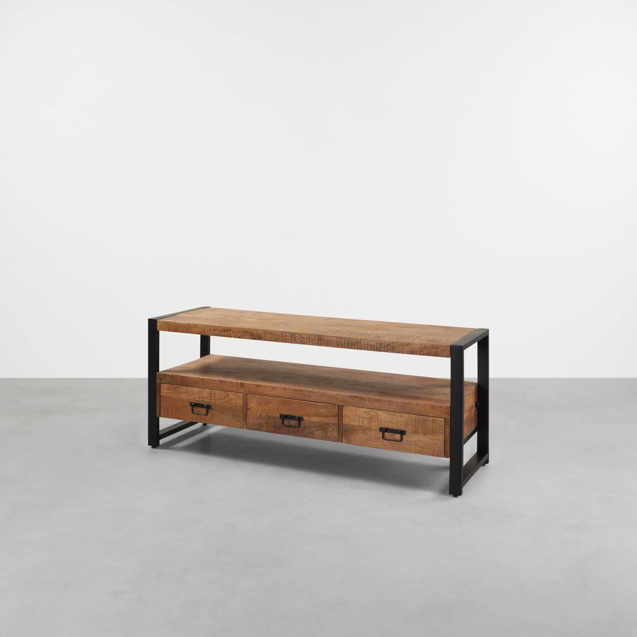"TV meubel Britt 150cm van mangohout met industrieel zwart frame en drie opberglades.