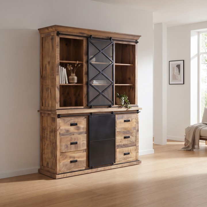 Een rechte vooraanzicht foto van de robuuste buffetkast mangohout 160cm breed. De kast is gevuld met boeken, vazen en planten. Het staat op een houten vloer in een lichte kamer, met rechts een raam en een fauteuil met plaid.