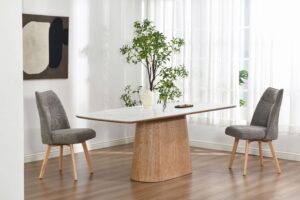 Deens ovaal eettafel 200 Kopenhagen met wit marmer look tafelblad en eikenhouten kegelpoot in een modern interieur met twee grijze eetkamerstoelen.