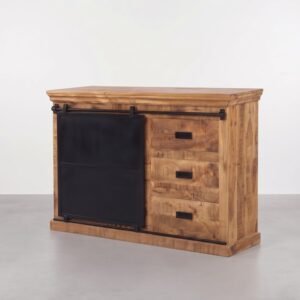 Schuine aanzicht van een robuust dressoir mangohout 100cm met zwart metalen accenten en schuifdeur.