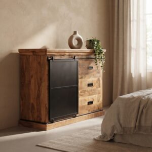 Stijlvol ingerichte slaapkamer met een dressoir mangohout 100cm voorzien van zwarte metalen details.