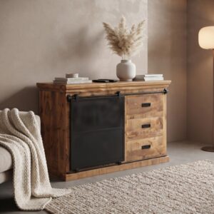 Gezellige zithoek met een dressoir mangohout 100cm, een warmkleurig vloerkleed en een gebreide plaid.