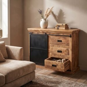 Sfeervolle woonkameropstelling met het dressoir mangohout 120cm uit de serie Forge, waarbij de onderste lade open is en er decoratie op het meubel staat.