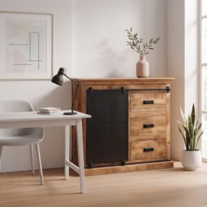Een dressoir mangohout 120cm (Forge) in een lichte werkkamer of woonruimte, gecombineerd met een wit bureau, een grijze stoel, een kunstwerk aan de muur en planten als decoratie