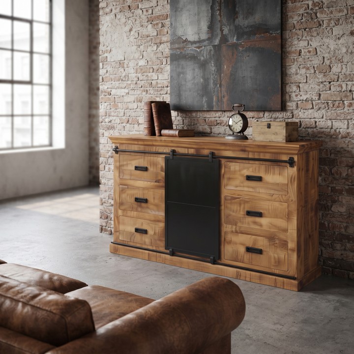 Een industriële woonkamer met een bakstenen muur, een bruine leren bank en een dressoir mangohout 160cm (Forge) met zwarte metalen accenten.
