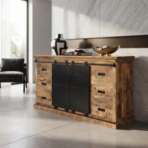 Een dressoir mangohout 180cm (Forge) in een modern interieur met een luxe marmeren wand, een decoratieve vaas, een gouden schaal en een fauteuil op de achtergrond.