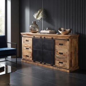 Een sfeervolle, industriële ruimte met een donkere lambrisering en plavuizen, waarin een dressoir mangohout 180cm (Forge) staat met stijlvolle accessoires en een blauwe fauteuil.