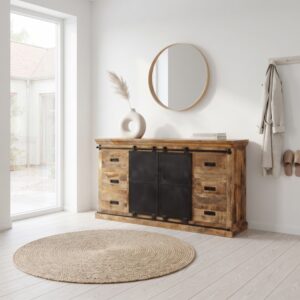 Een licht en huiselijk interieur met een ronde spiegel, een rond jutevloerkleed, een groot raam en een dressoir mangohout 200cm (Forge) tegen de witte wand.