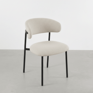 Eetkamerstoel Wit Lisa met een chique witte bekleding en een tijdloos ontwerp voor een moderne eethoek.