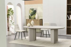 De Japandi eettafel Nagasaki in taupe van 220cm breed, gecombineerd met design eetkamerstoelen in een lichte woonkamer.