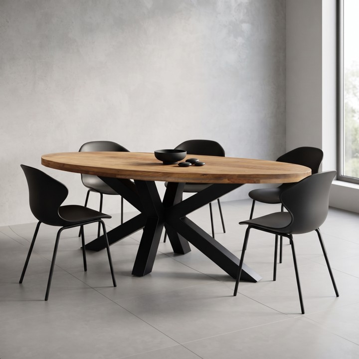 Een stijlvolle ovale Mangohout Eettafel in een rustige setting met zwarte eetkamerstoelen.