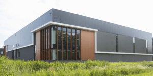 Modern industrieel interieur in een woonkamer in Zwijndrecht via online meubelzaak MooierWonen.nu. Online meubelzaak Zwijndrecht