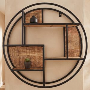 Wandrek rond mangohout 100cm met zwart metalen frame en planken, gemonteerd aan een lichte muur met decoratie.