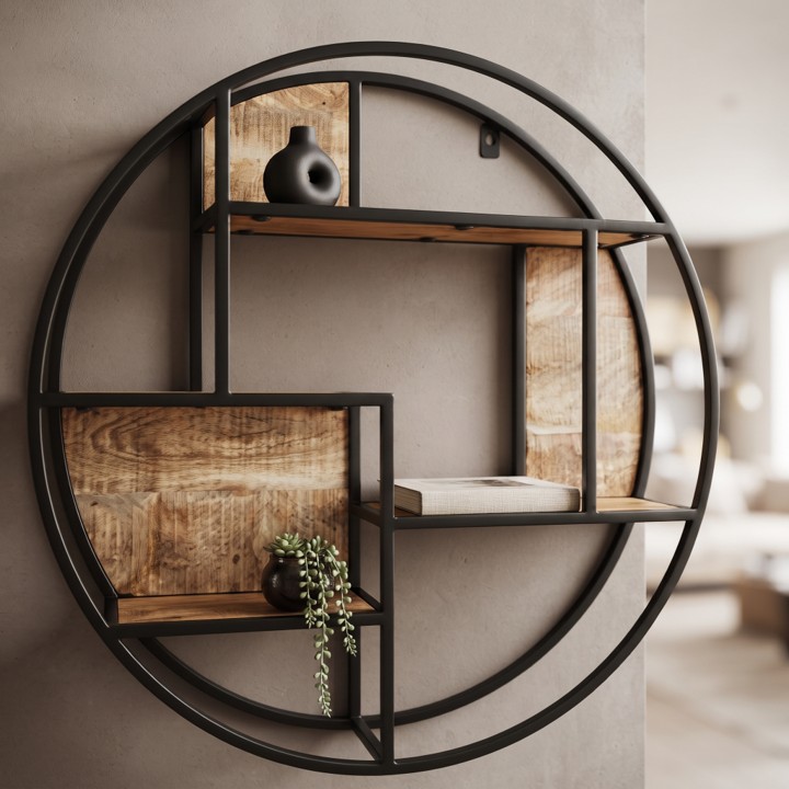 Detailopname van een Wandrek rond mangohout 80cm met een zwart metalen frame en diverse kleine woonaccessoires op de planken.