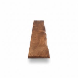 Een schuine bovenaanzicht van een Zwevende wandplank Walnoot mangohout 140cm, met zicht op de natuurlijke boomkant en houtnerf, zwevend tegen een witte achtergrond