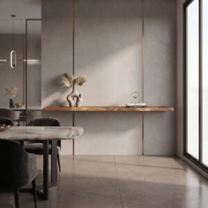 Een modern eetkamerinterieur met een minimalistische Zwevende wandplank Walnoot mangohout 140cm aan een beige wand, versierd met een designvaas met gedroogde bladeren en een messing klok, boven een marmeren eettafel.