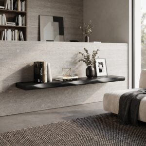 Zwevende wandplank van zwart mangohout van 200cm stijlvol gemonteerd in een modern interieur met boeken en decoratie.