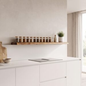 Lange wandplank mangohout 240cm in een strakke keuken, netjes ingericht met een rij voorraadpotten en een plantje boven het aanrecht.